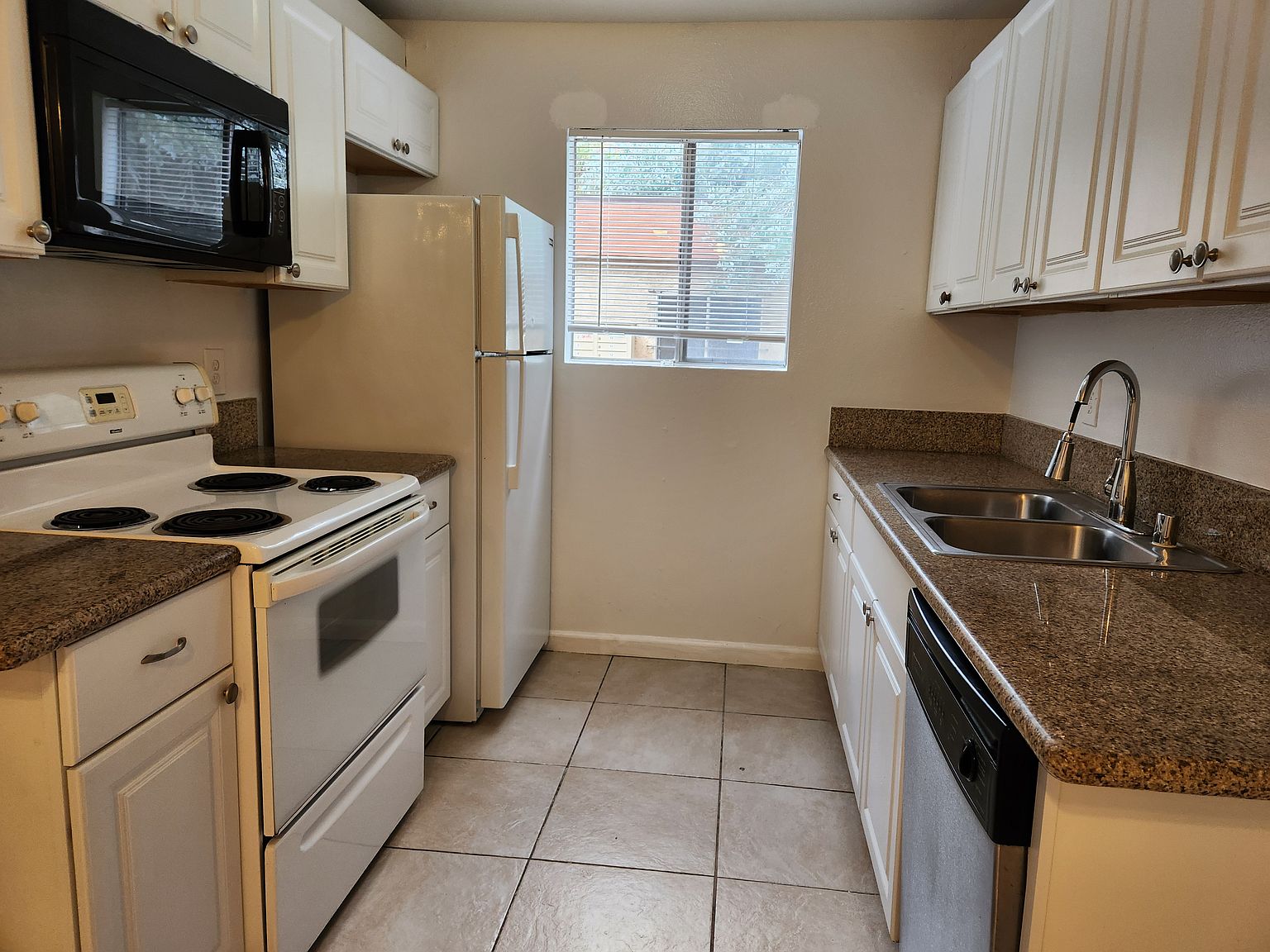 12923 Mapleview St photo 3