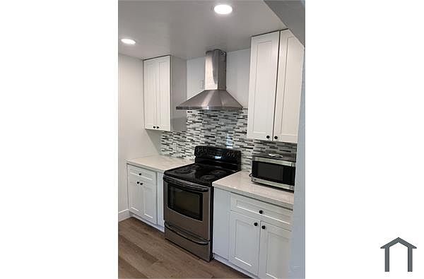 1542 Peerless Dr photo 2