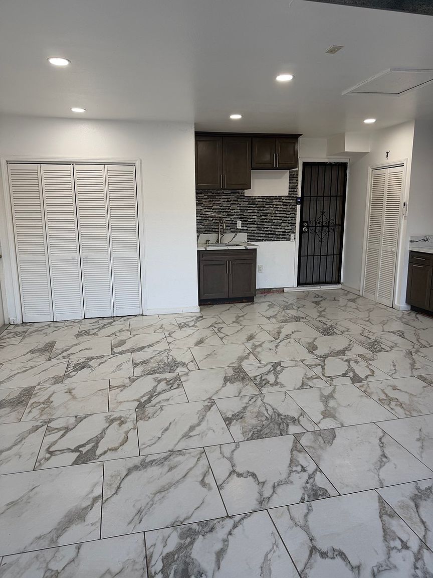1740 Jasmine St photo 2