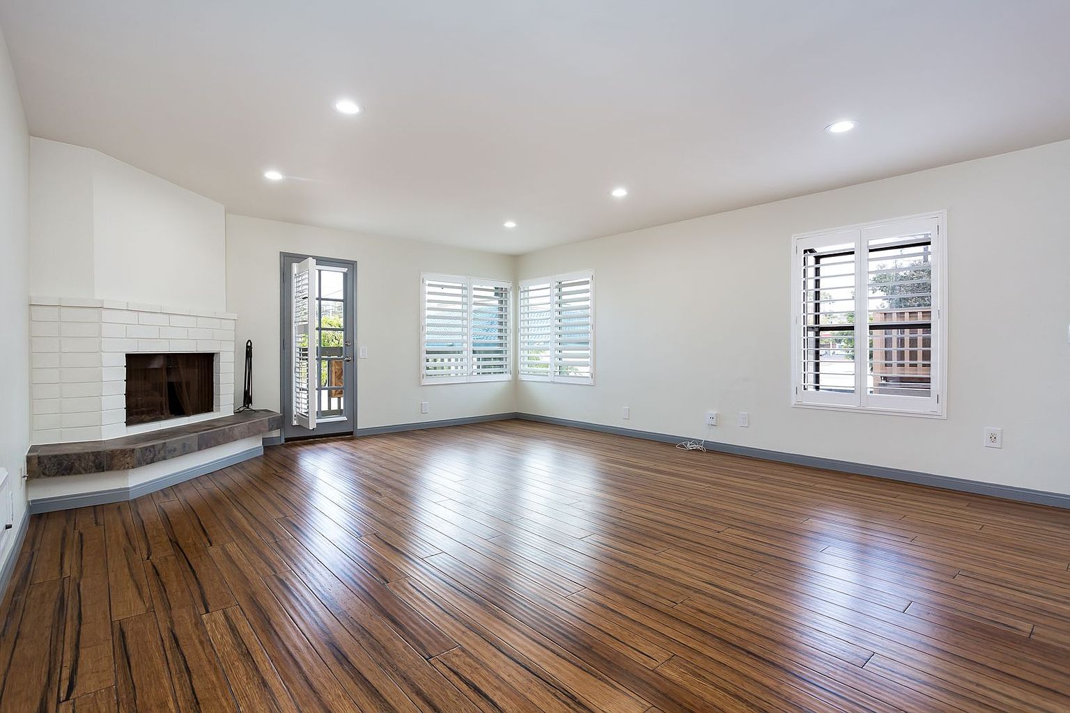 776 Sapphire St photo 2