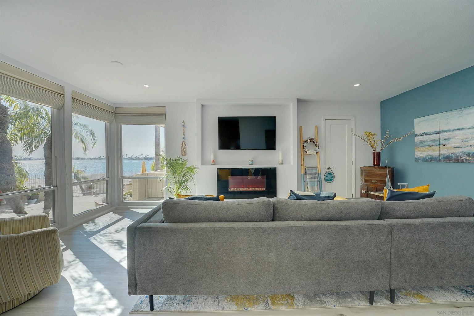 3920 Riviera Dr photo 2