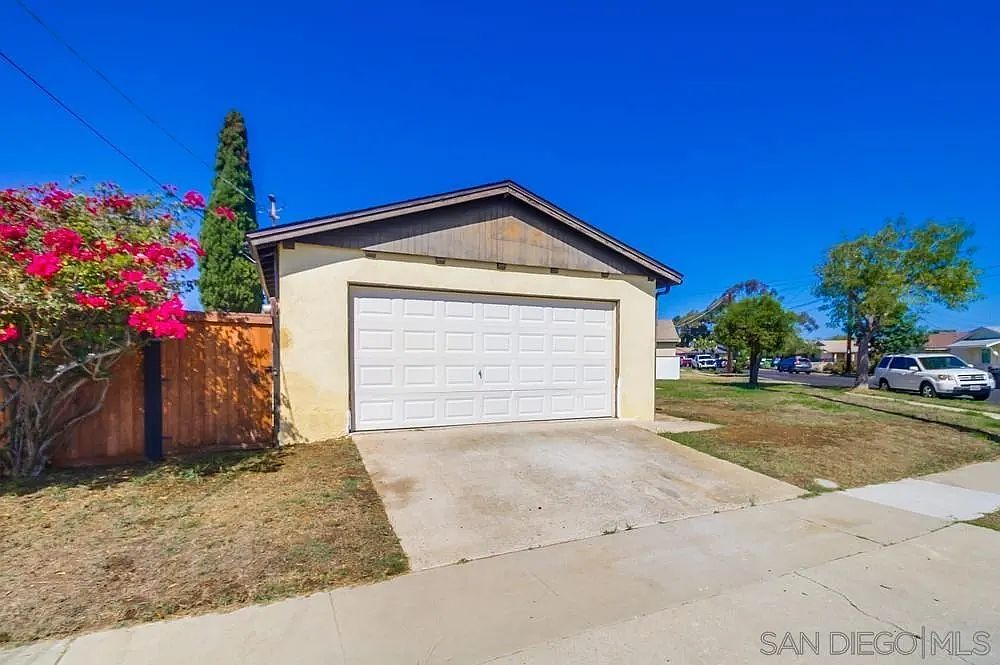 2862 Mimika Pl photo 4
