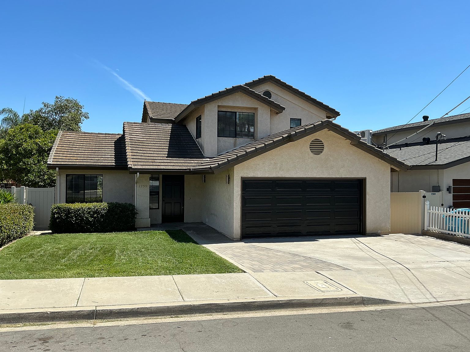 1759 Bervy St photo 2