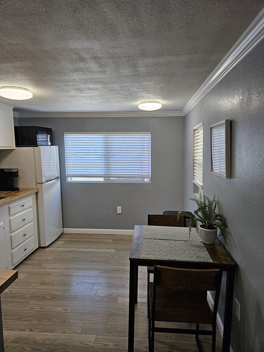 2314 W Jewett St photo 4