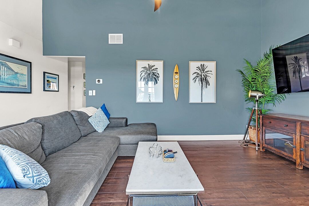5653 Riley St photo 3