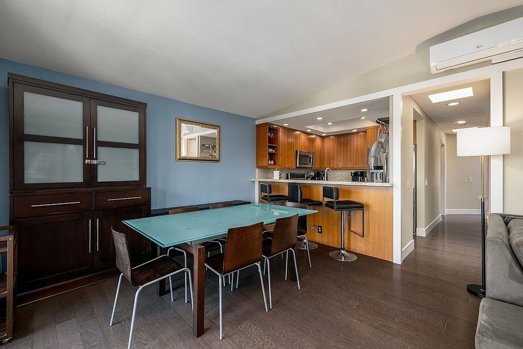 2215 Linwood St photo 3