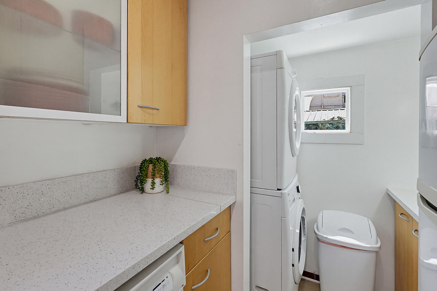 4092 Goldfinch St photo 2