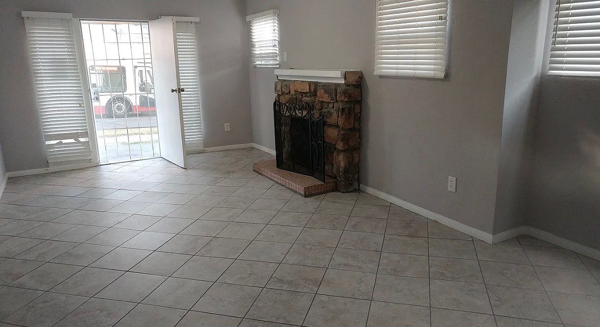 2232 University Ave photo 4