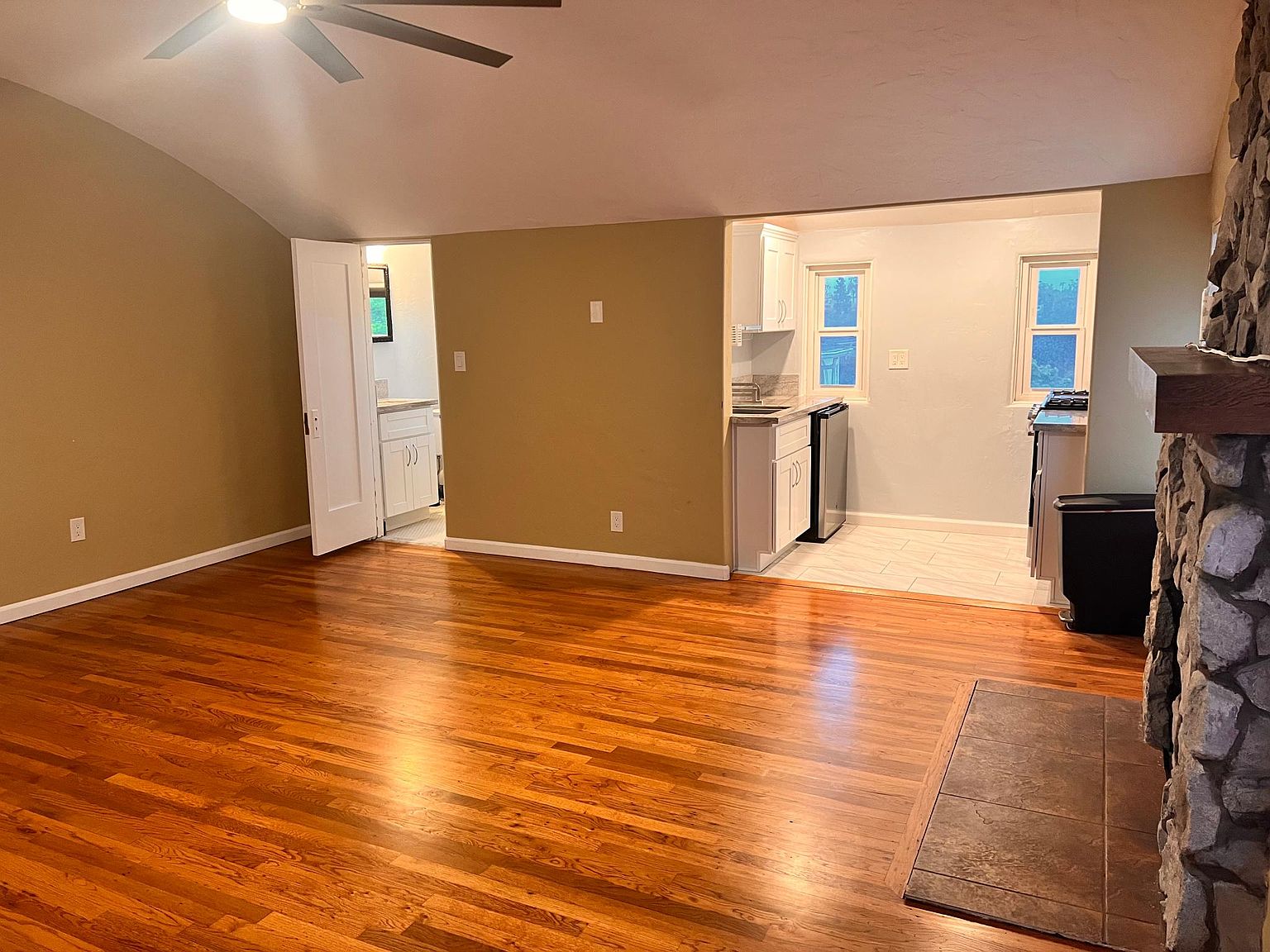 1003 W Brookes Ave photo 4