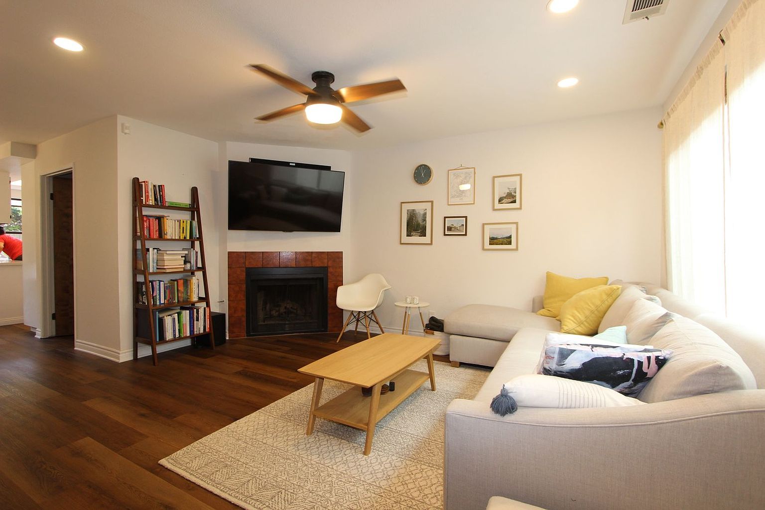 3821 Albatross St photo 4