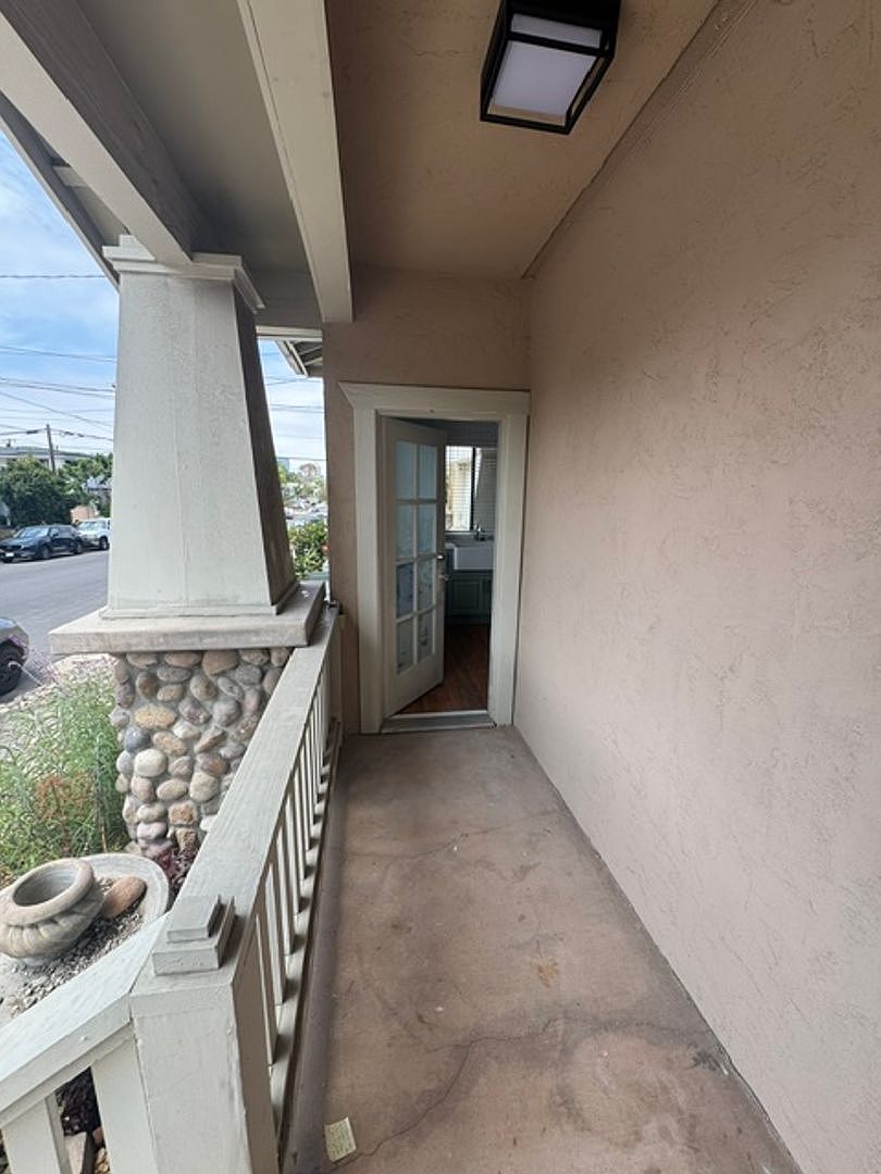 1698 Myrtle Ave photo 3