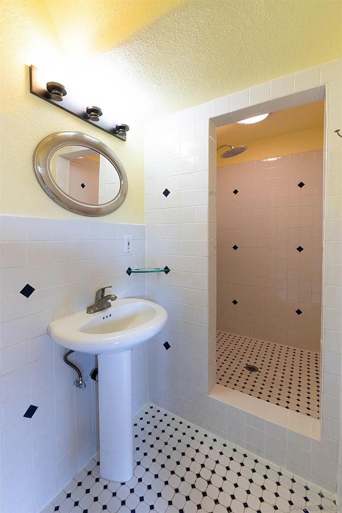 2743 33rd St photo 3
