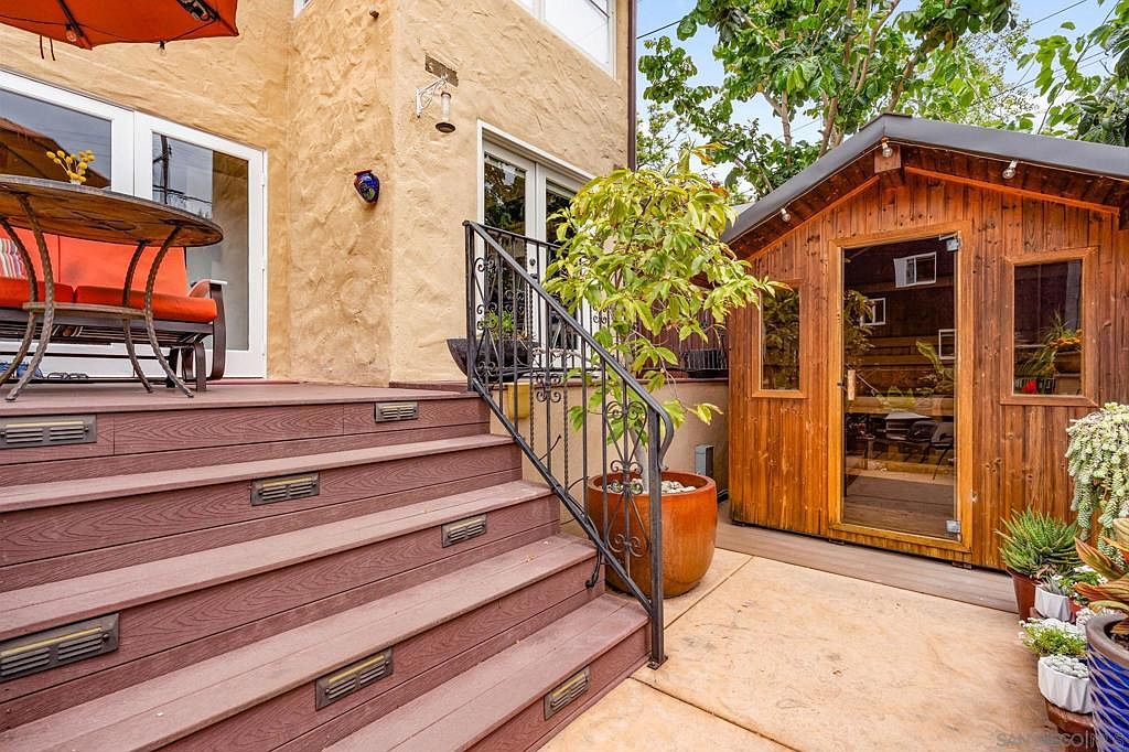 2743 33rd St photo 2