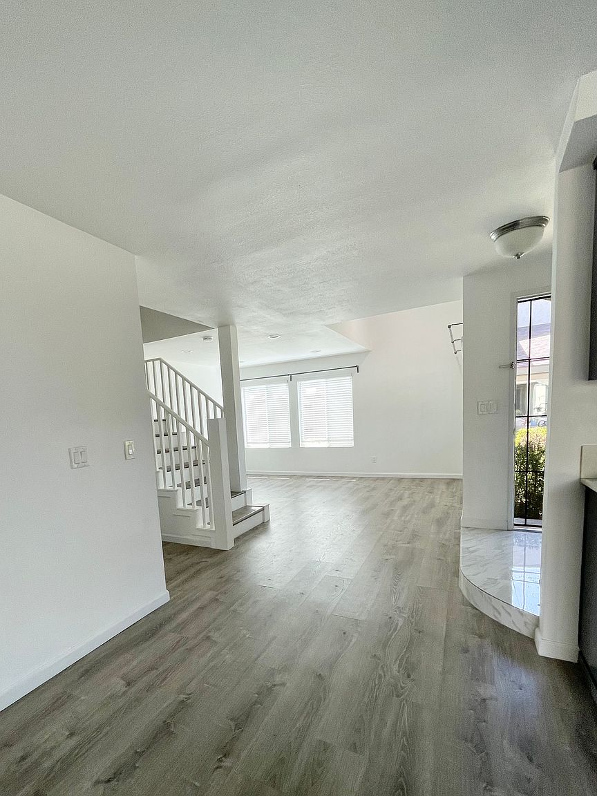 5073 La Cuenta Dr photo 3