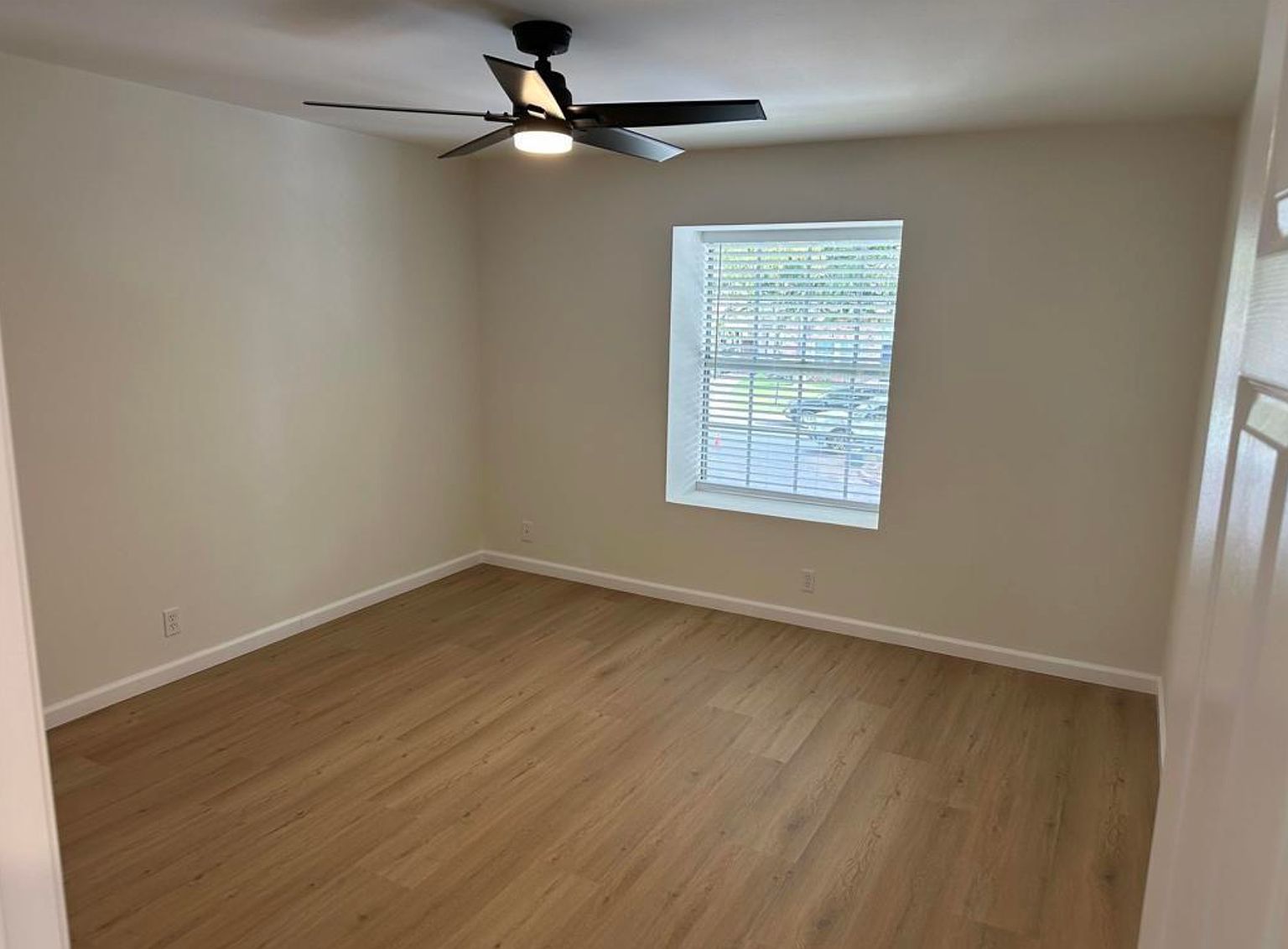 4800 Williamsburg Ln photo 2