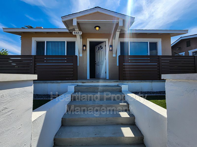 4487 Landis St photo 3
