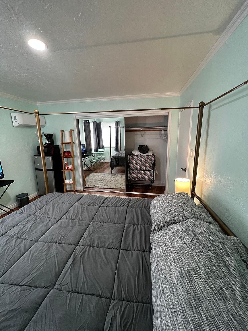 2559 Tuberose St photo 4