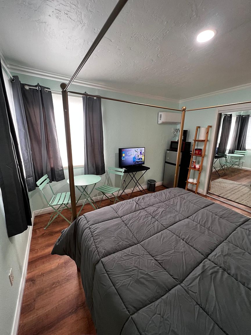 2559 Tuberose St photo 3