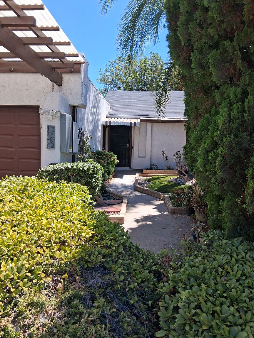 1082 Bostonia St photo 2