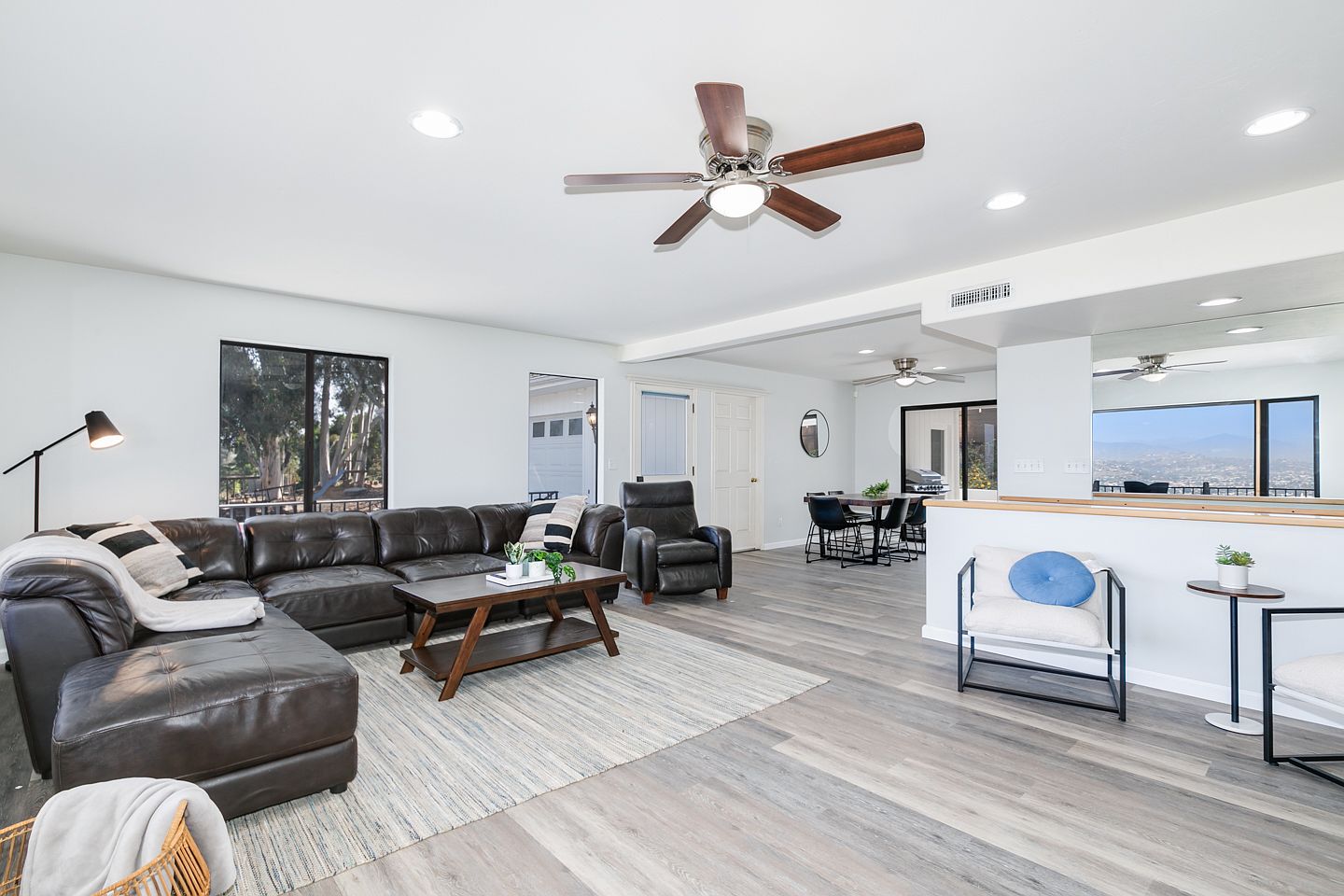 402 Tyrone St photo 3