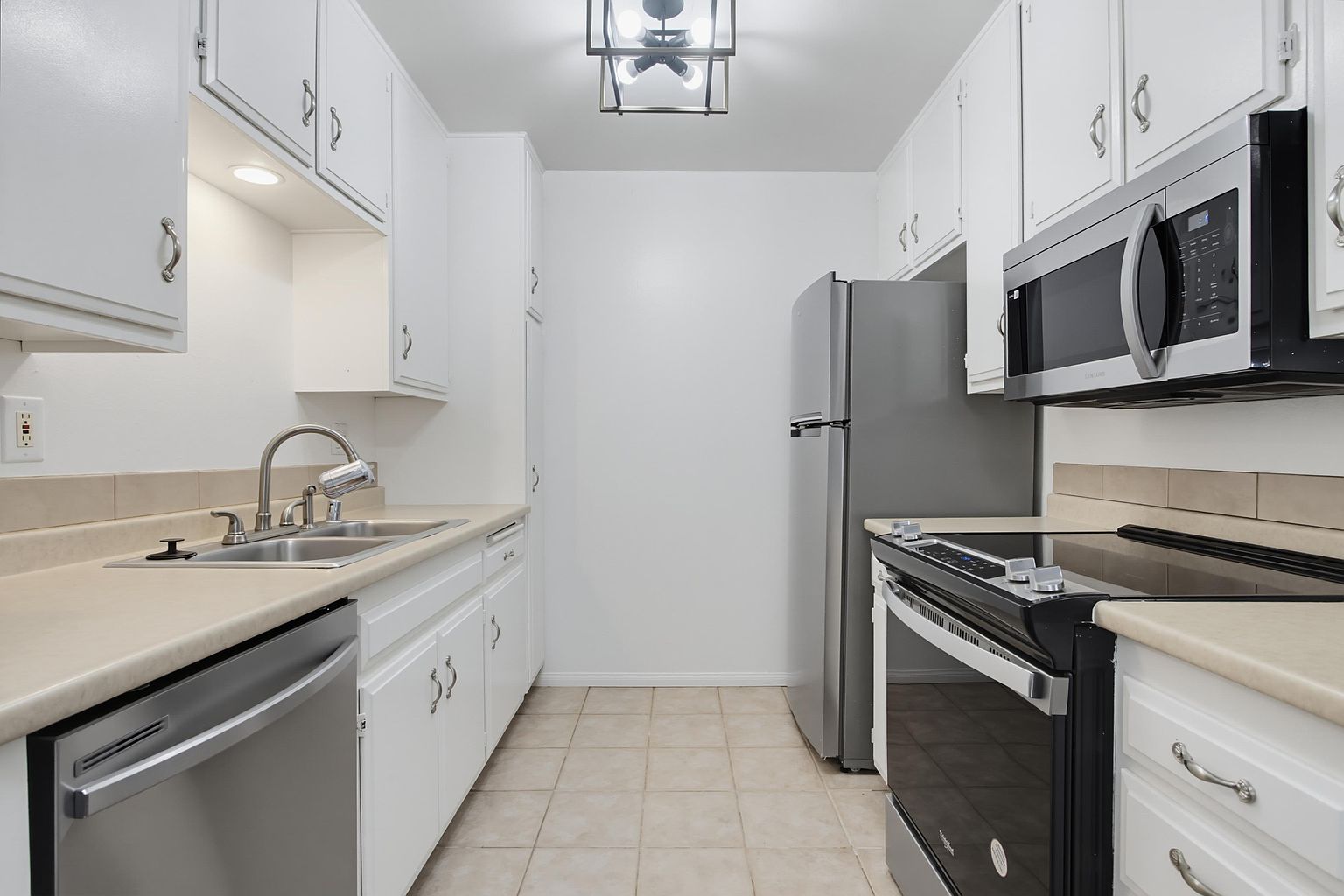 8220 Vincetta Dr photo 2