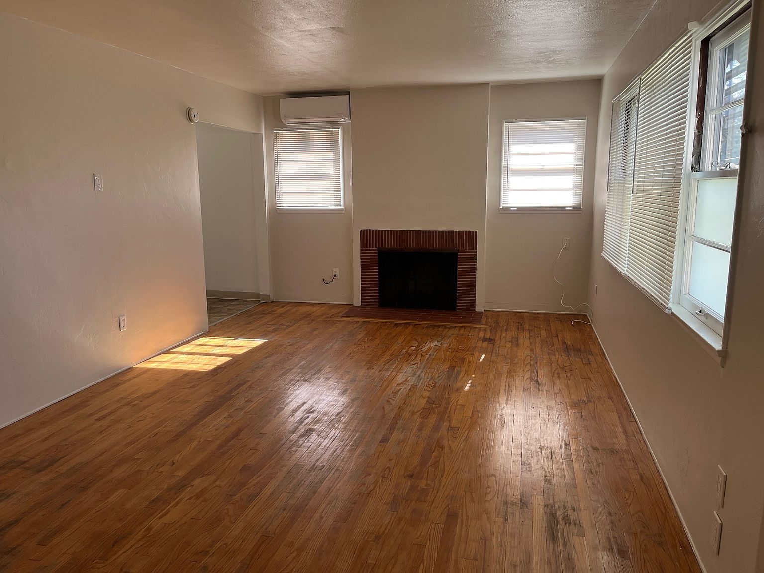 1095 S Magnolia Ave photo 2