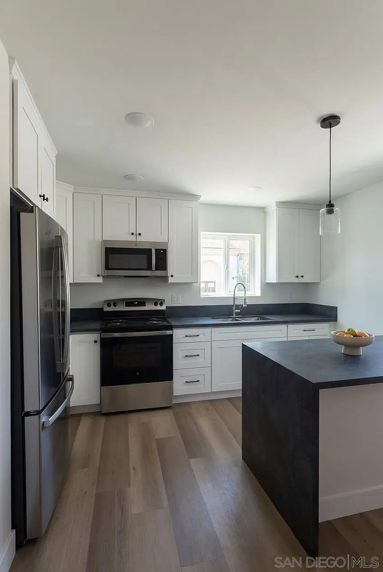 4911 Glen St #1/2 photo 3