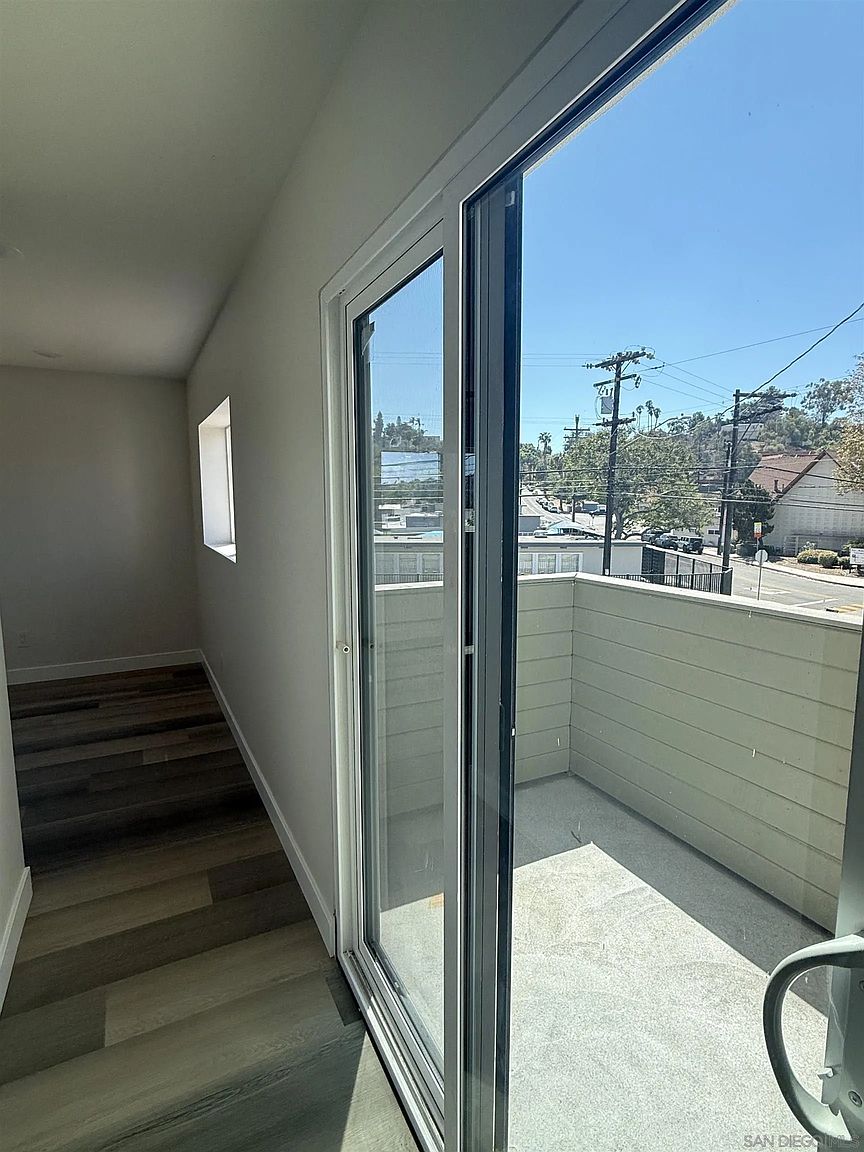 4911 Glen St #1/2 photo 4