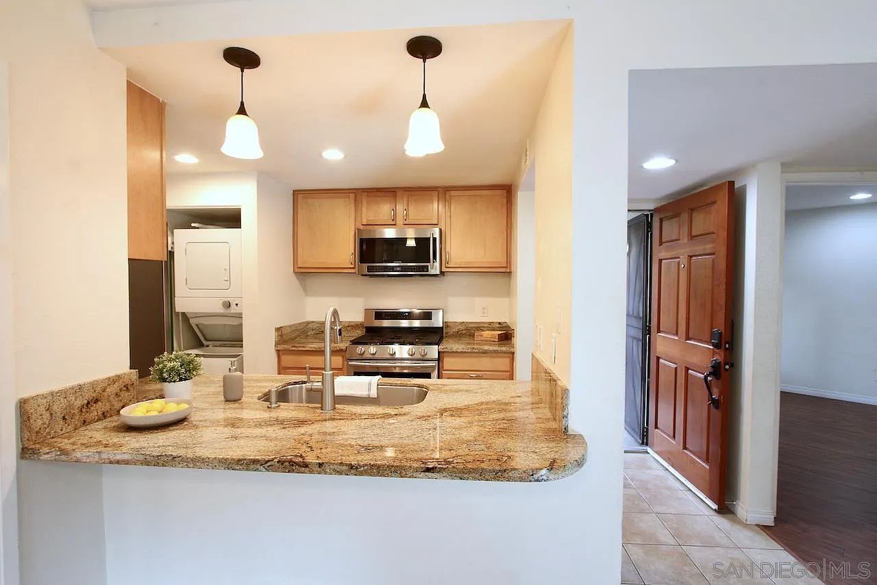 3021 Golden Oak Way Spring Valley, CA 91978