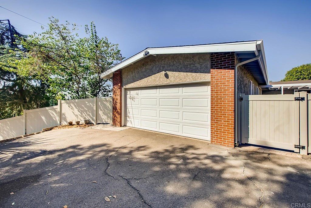 1852 Lisa Ln photo 3