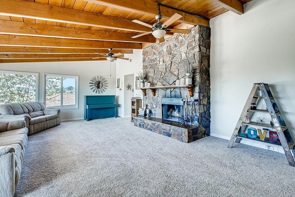 1852 Lisa Ln photo 2