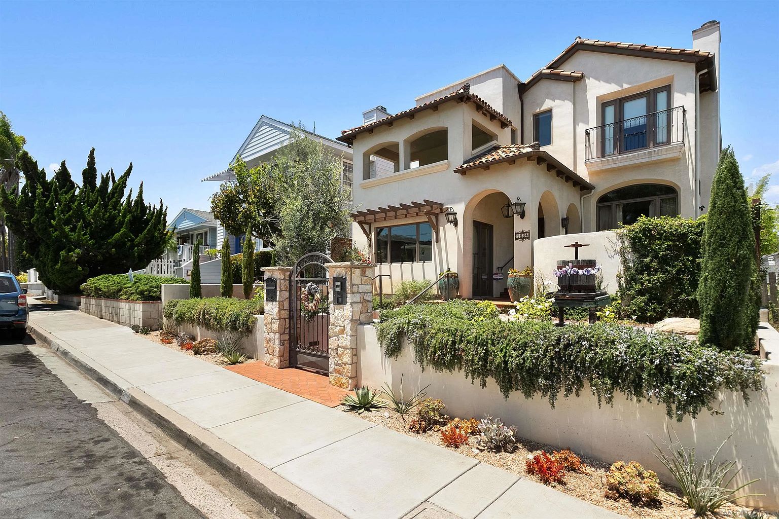 1834 Clove St photo 2