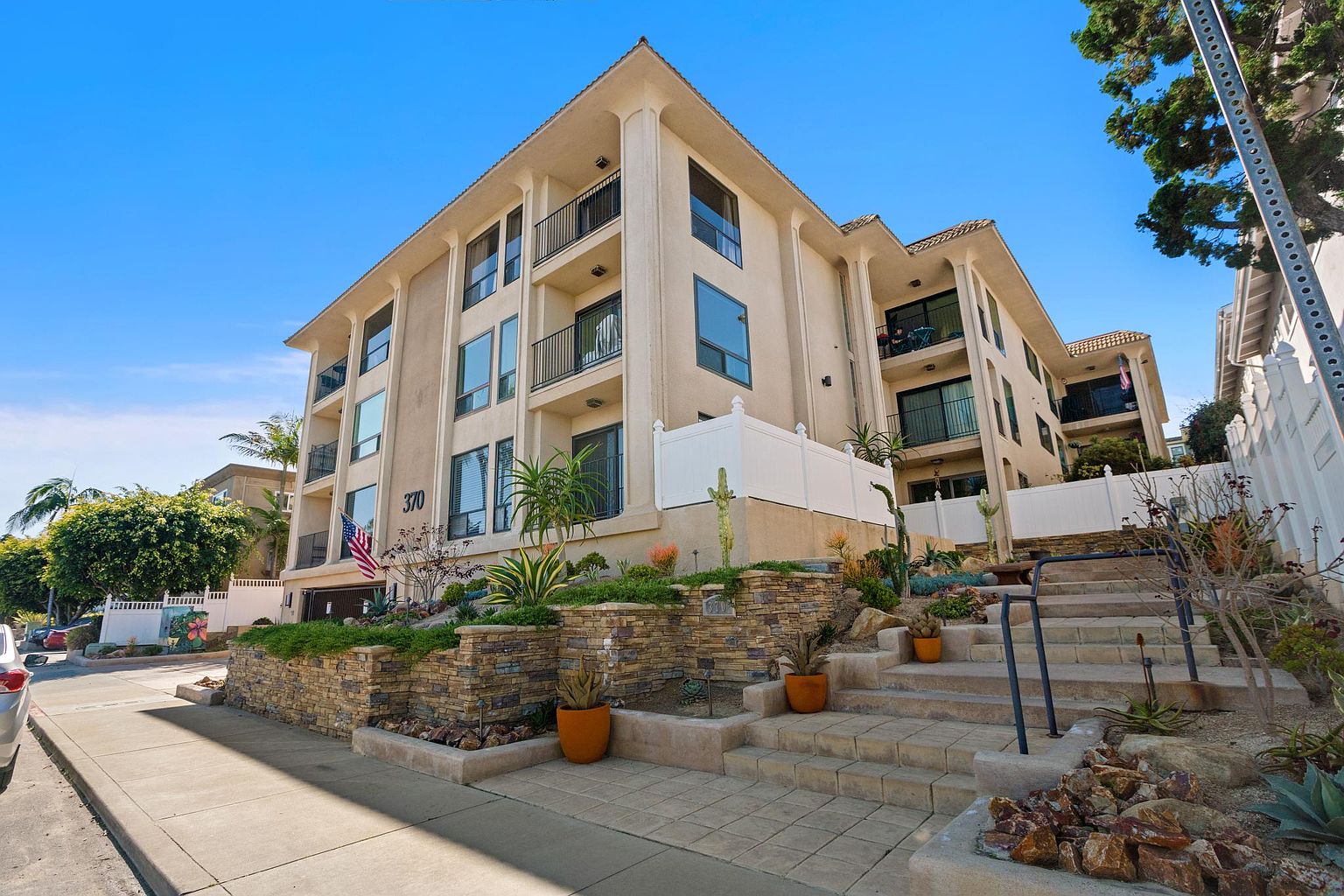 370 Rosecrans St photo 4