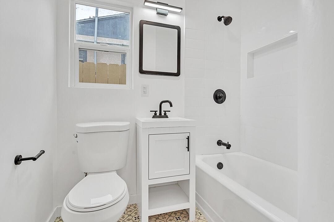 2779 Broadway photo 4