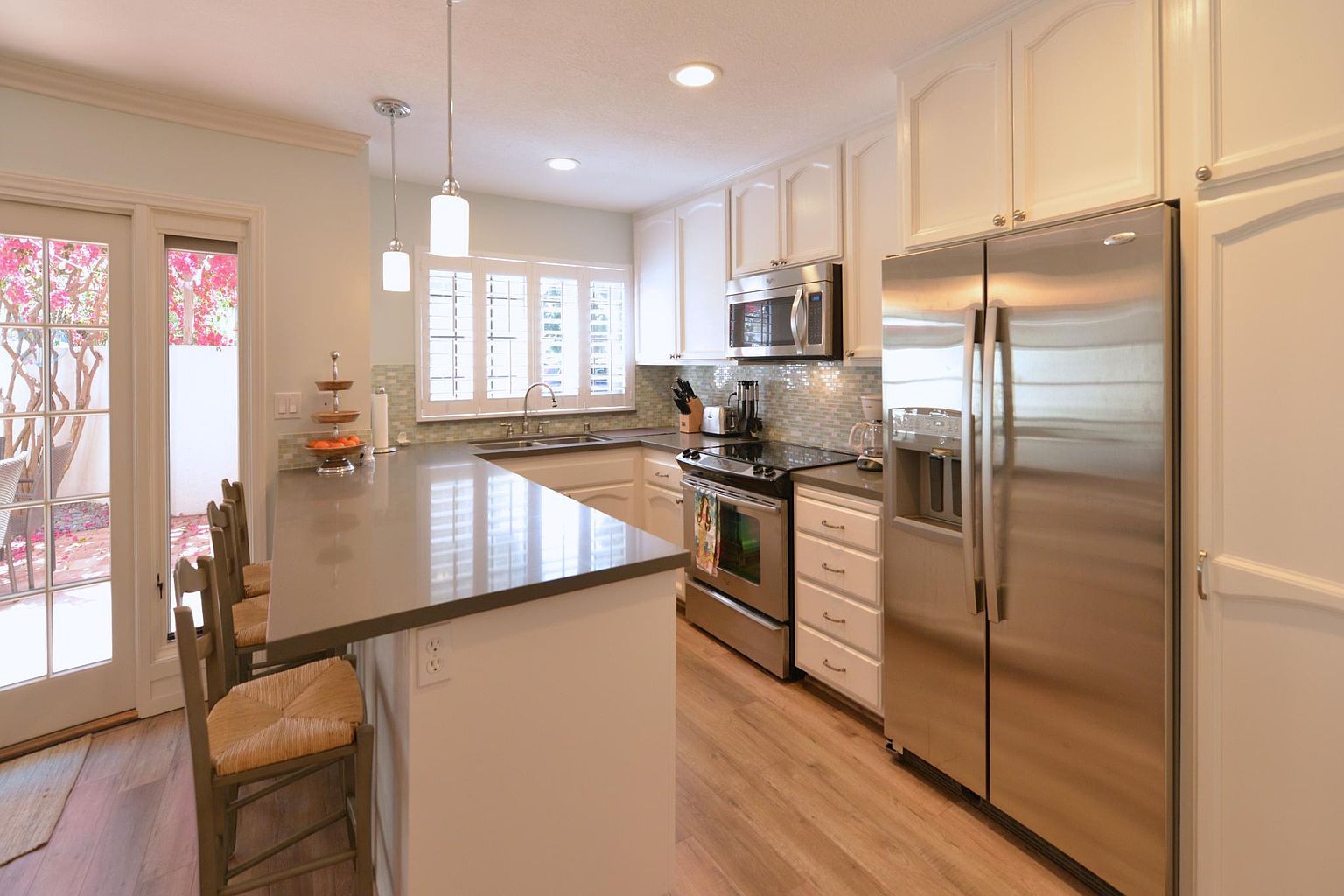 554 E Ave photo 3