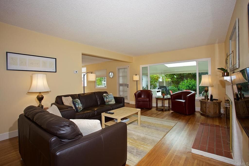 621 Country Club Ln photo 3