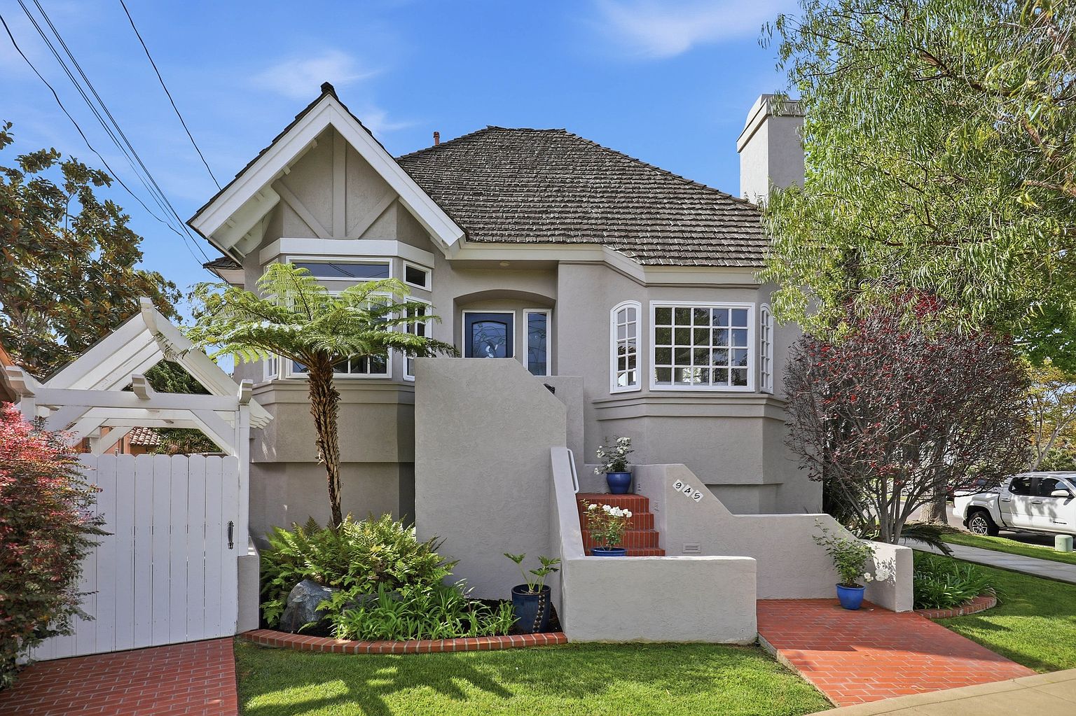 945 Bay Cir photo 2