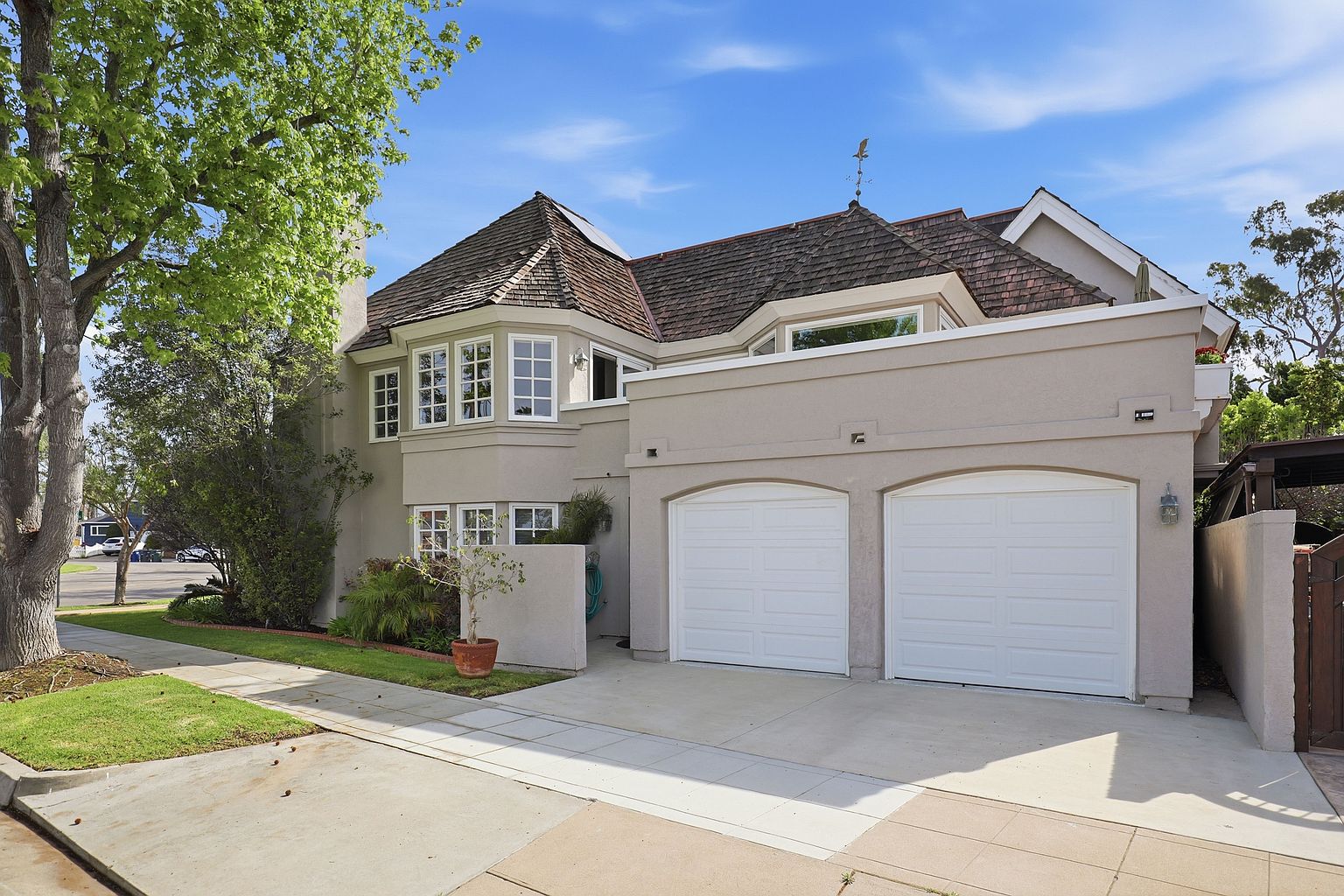 945 Bay Cir photo 3