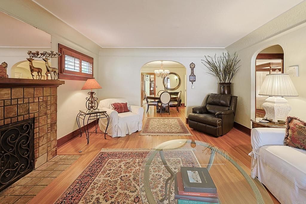 1027 Encino Row photo 2