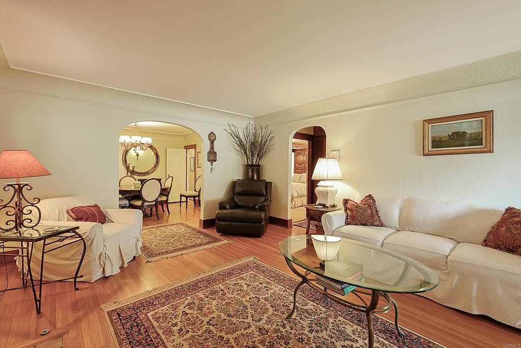 1027 Encino Row photo 3