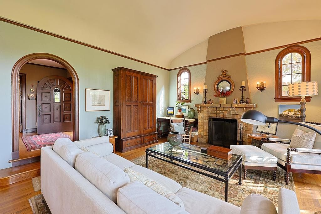 1027 Adella Ave photo 3