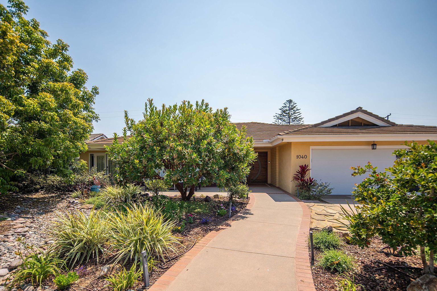 1040 Alameda Blvd photo 2