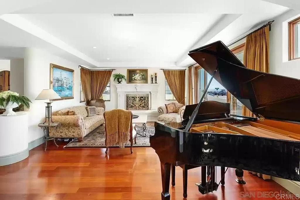 555 Ocean Blvd photo 2