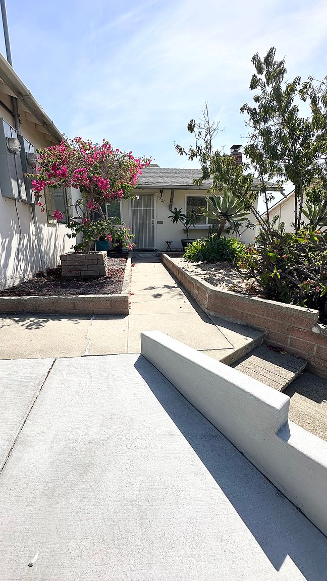 2221 Isabel St photo 2