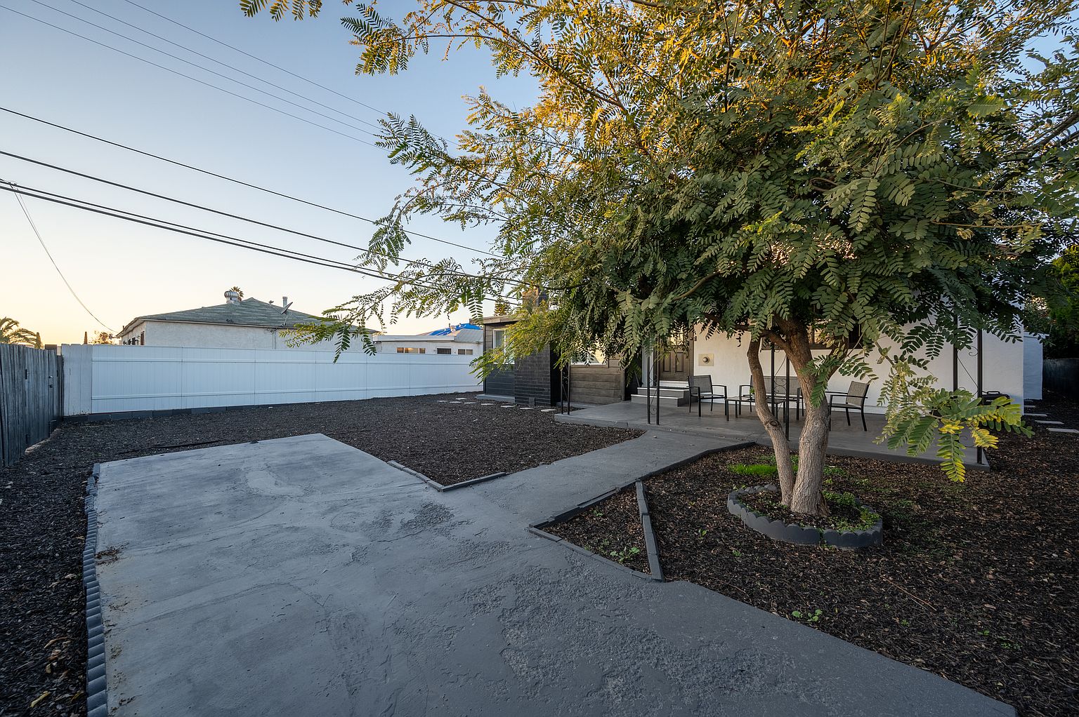 5255 Churchward St photo 4