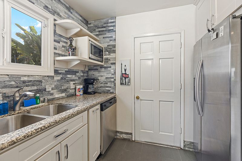 3254 Logan Ave photo 5