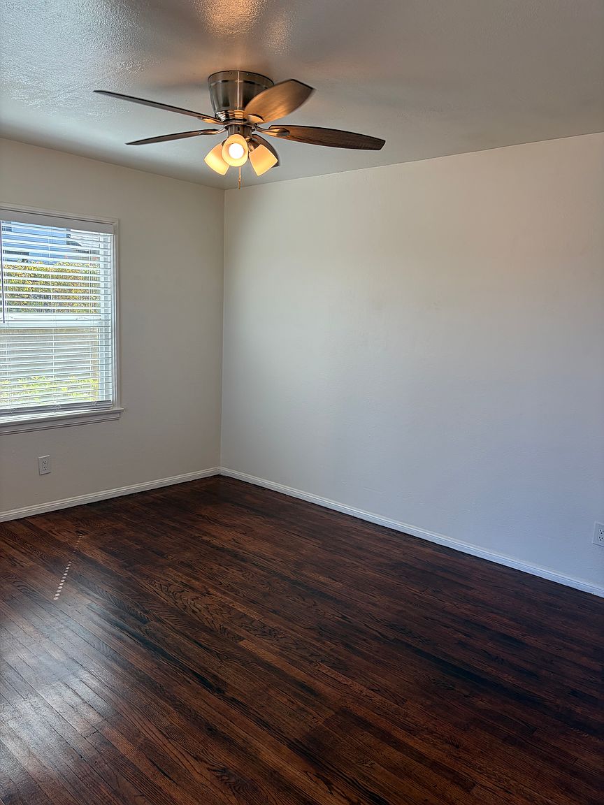 582 McIntosh St photo 2