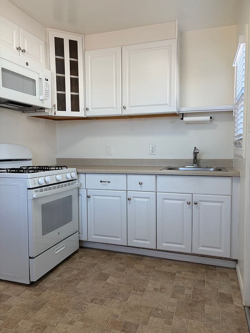 582 McIntosh St photo 4