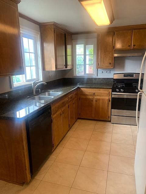 221 Cedar Ave photo 4