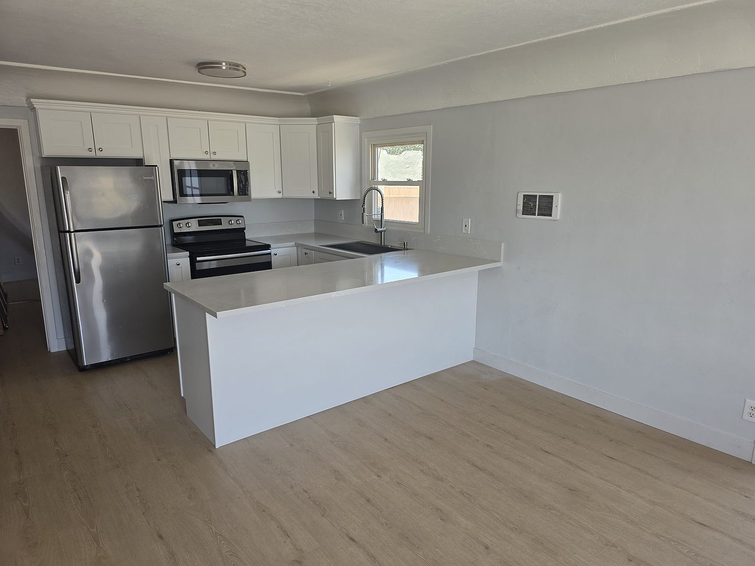 389 I St photo 2